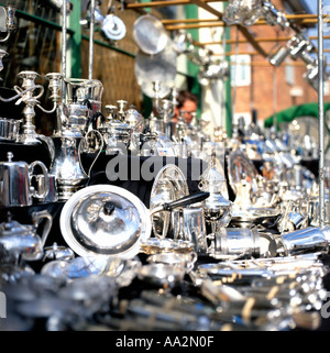 Un décrochage de l'argenterie en marché de Portobello Road West London UK KATHY DEWITT Banque D'Images