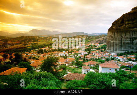 Vue de la ville de Thessalie Kalambaka, Météores, Grèce Banque D'Images