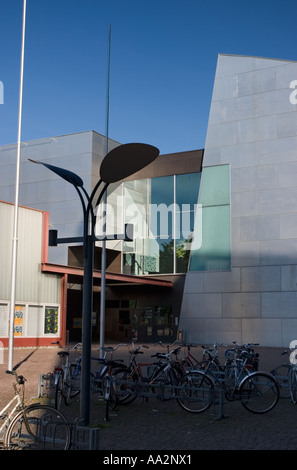 Kiasma, musée d'art contemporain avec des vélos en premier plan Helsinki Finlande Banque D'Images