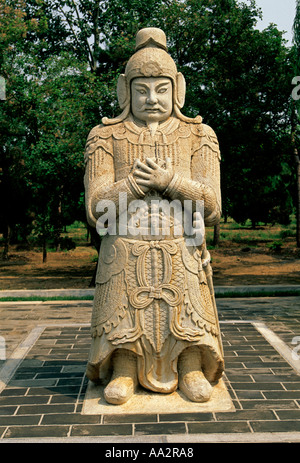 Statue de pierre d'un mandarin militaire le long de façon à l'esprit les Tombeaux Ming District Municipalité de Beijing Chine Asie Banque D'Images