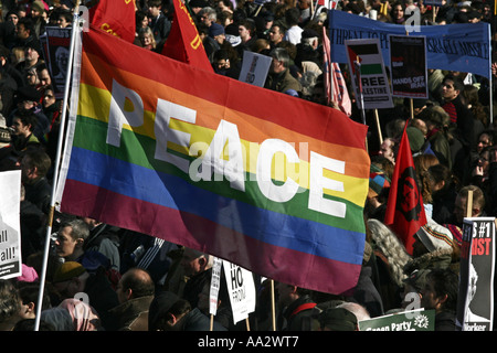 Drapeau de paix au démo anti-guerre à Londres UK Banque D'Images