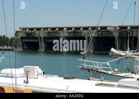 Béton massif reste d'un bateau allemand de base U Bordeaux Gironde France Europe Banque D'Images