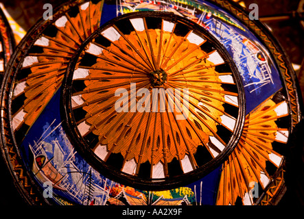 Chapeaux en osier, pour la vente, le vendeur, le marché flottant de Damnoen Saduak, le marché flottant de Damnoen Saduak,, la province de Ratchaburi, Thaïlande Banque D'Images