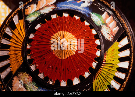 Chapeaux en osier, pour la vente, le vendeur, le marché flottant de Damnoen Saduak, le marché flottant de Damnoen Saduak,, la province de Ratchaburi, Thaïlande Banque D'Images