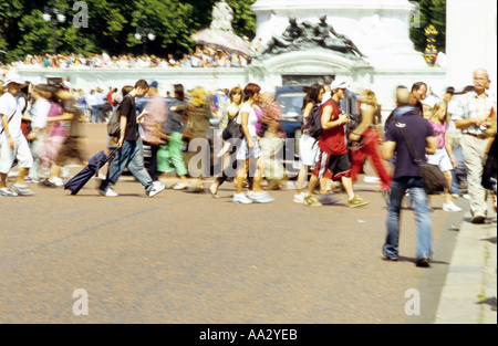 Slow motion floue photo de touristes marchant sur la route à Buckingham Palace Londres Angleterre Banque D'Images