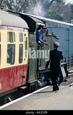 Machine à vapeur Chauffeur en attente pour le drapeau pour commencer le voyage Ex GWR Tank Banque D'Images