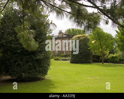 Vue à travers les arbres et jardins de Woodthorpe Grange, Woodthorpe Park à Nottingham UK Banque D'Images