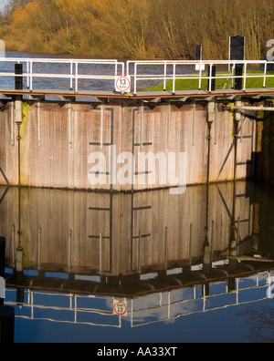 Les portes de Stoke Lock reflète dans la rivière Trent à Nottingham Banque D'Images