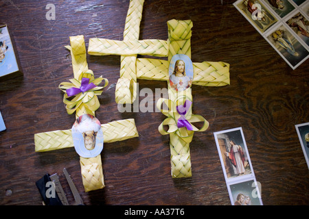 L'église le dimanche des paumes de tissage pour dames dimanche des Rameaux Banque D'Images