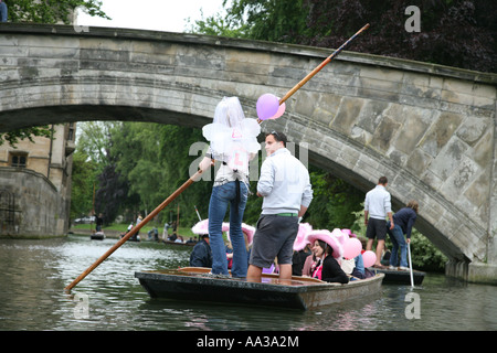 Un hen party profiter de promenades en barque sur une rivière dans le centre-ville de Cambridge Banque D'Images