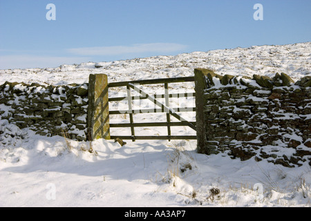 Mur et porte dans la neige, Yorkshire, UK Banque D'Images