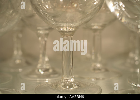 "Verres à vin" sur une étagère en verre dans le placard Banque D'Images