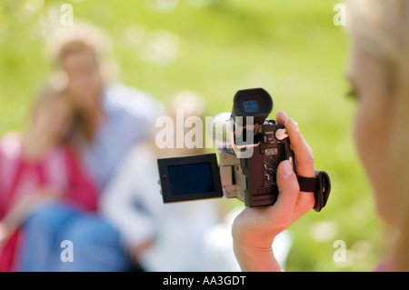 Grand-mère avec des petites filles,caméra vidéo numérique Banque D'Images