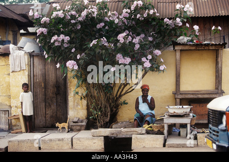 Une scène de rue à Accra, au Ghana, Afrique de l'Ouest Banque D'Images