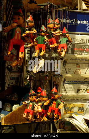 Marionnettes Pinocchio en bois pendent en boutique touristique de Florence Toscane Italie Banque D'Images