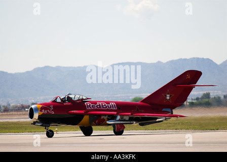 La 'Red Bull' MiG-17 Les taxis sur la piste. Banque D'Images