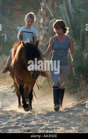 Mère fille avec un cheval à la campagne Banque D'Images