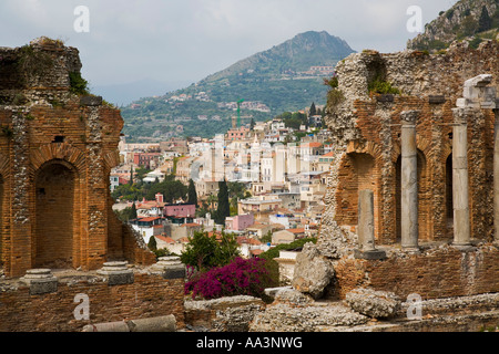 Vue de la ville de Taormine, à travers les murs brisés de la Teatro Greco Taormina Sicile Italie Banque D'Images