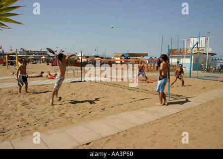 Les hommes la pratique du beach tennis sur la plage de Rimini en Italie du Nord Banque D'Images