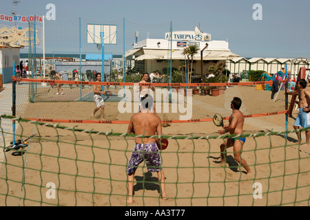 Les hommes la pratique du beach tennis sur la plage de Rimini en Italie du Nord Banque D'Images