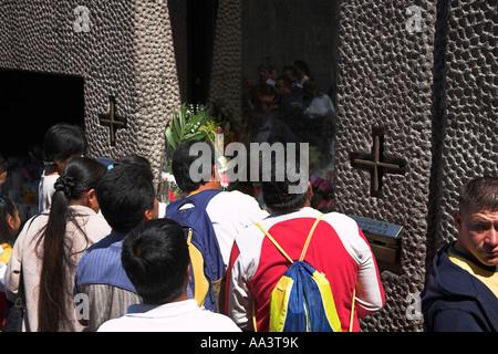 Visiter les fidèles de culte, Basilica de Nuestra Señora de Guadalupe, Notre Dame de Guadalupe, Mexico, Mexique Banque D'Images