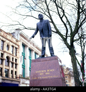 Une statue d'Aneurin Bevan fondateur de National Health Service Cardiff Wales UK Banque D'Images