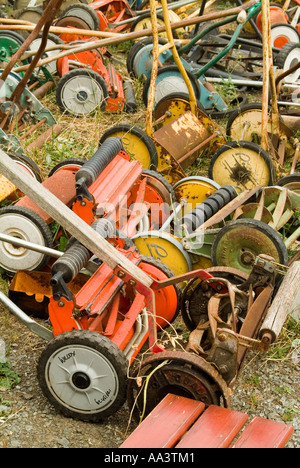 Ancien jeté et tondeuses à main rouillé à un centre de recyclage Banque D'Images