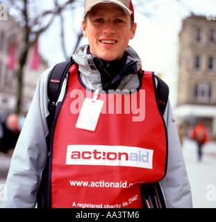 La collecte de dons de bienfaisance bienfaisance travailleur dans les rues de Cardiff pour l'organisme de bienfaisance, Action Aid UK KATHY DEWITT Banque D'Images