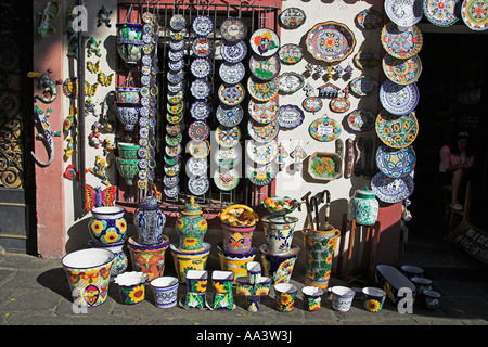 Articles en vente de poterie sur un trottoir, à l'extérieur d'un cadeau et boutique d'artisanat, Puebla, Mexique Banque D'Images