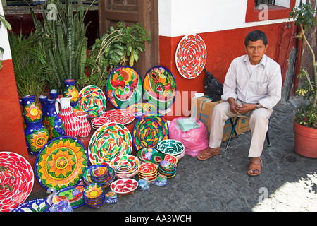 Vente homme cadeaux poterie céramique colorée, près de la Plaza Borda et Zocalo, Taxco, Mexique Banque D'Images