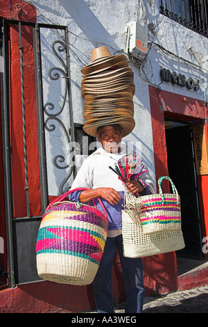 Homme chapeaux et paniers de vente sur le marché près de la Place Zocalo et Borda, Taxco, Mexique Banque D'Images