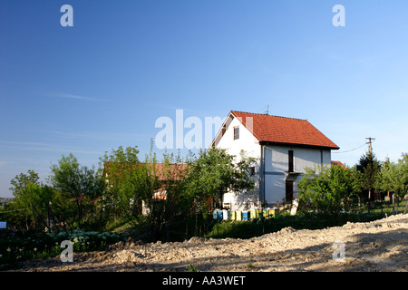 Nouvelle maison construite dans la banlieue de Belgrade avec ruches en Serbie le jardin Banque D'Images