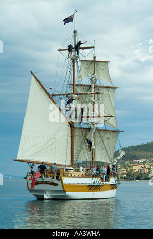 Square rigged ship Lady Nelson la voile sur la rivière Derwent, en Tasmanie Banque D'Images