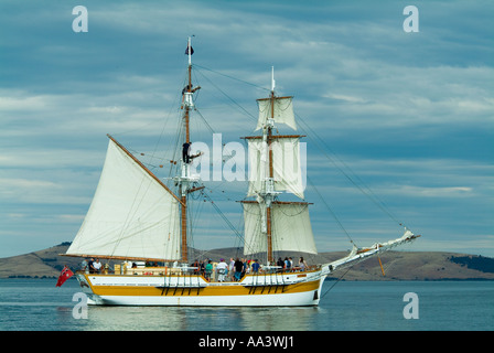 Square rigged ship Lady Nelson la voile sur la rivière Derwent, en Tasmanie Banque D'Images