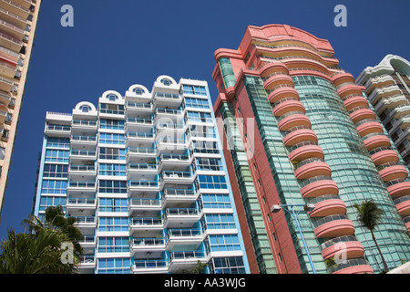 Les condos, les appartements, donnant sur la plage, Acapulco, dans l'État de Guerrero, Mexique Banque D'Images