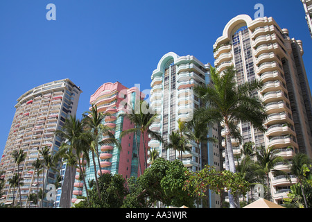 Les condos, les appartements, donnant sur la plage, Acapulco, dans l'État de Guerrero, Mexique Banque D'Images