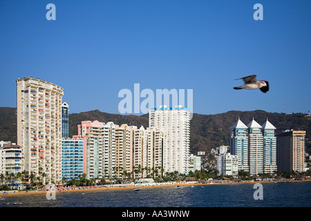 Les condominiums et les hôtels près de la plage, la baie d'Acapulco, Acapulco, Guerrero, Mexique de l'État Banque D'Images