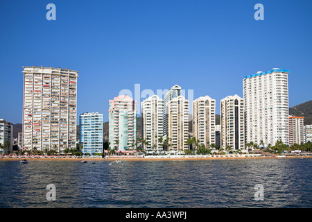 Les condominiums et les hôtels près de la plage, la baie d'Acapulco, Acapulco, Guerrero, Mexique de l'État Banque D'Images