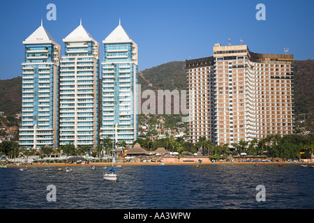 Les condominiums et les hôtels près de la plage, la baie d'Acapulco, Acapulco, Guerrero, Mexique de l'État Banque D'Images