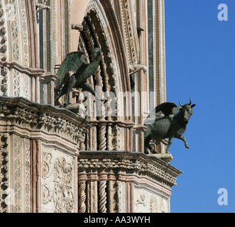 Griffin et Winged Bull Statues de la cathédrale d'Orvieto Banque D'Images