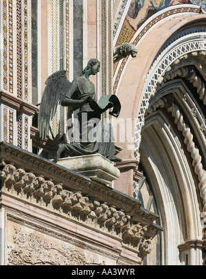 Angel statue sur la cathédrale d'Orvieto Banque D'Images