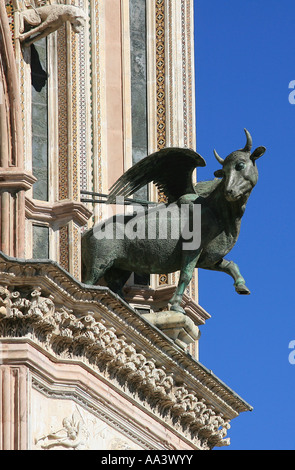 Statue de taureau ailé sur la cathédrale d'Orvieto Banque D'Images