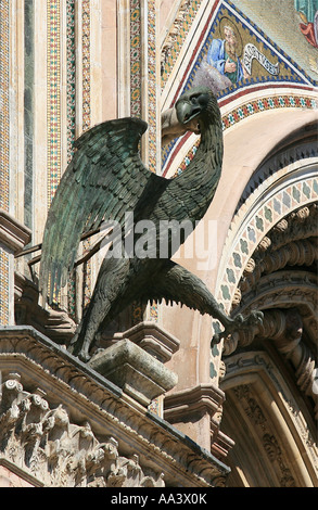 Griffin statue sur la cathédrale d'Orvieto Banque D'Images