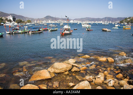 Les bateaux de pêche amarrés dans la baie d'Acapulco, Acapulco, Guerrero, Mexique de l'État Banque D'Images