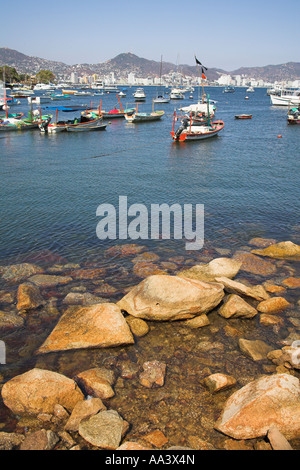 Les bateaux de pêche amarrés dans la baie d'Acapulco, Acapulco, Guerrero, Mexique de l'État Banque D'Images