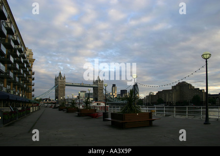 Vue vers le sud-est de Tower Bridge Banque D'Images