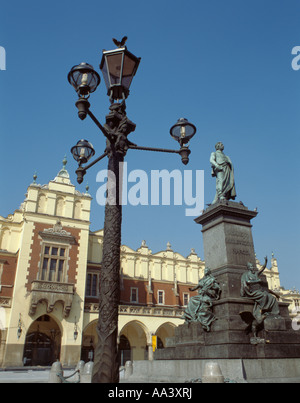 Statue de Adam Mickiewicz, avec la halle aux draps (sukiennice) au-delà, Rynek Glowny (place du marché), Cracovie, Pologne, Malopolska. Banque D'Images