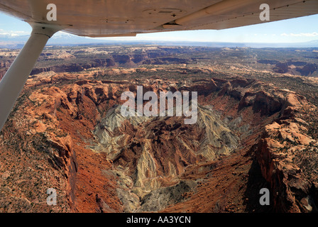 Vue aérienne de Meteor cratère sur les îles dans le ciel de la région de Canyonlands National Park près de Moab, Utah. Banque D'Images