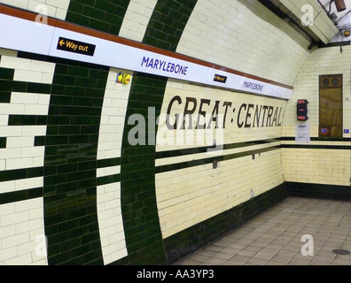La plate-forme de Métro Marylebone Station centrale faisant preuve d'un grand nom au début Banque D'Images