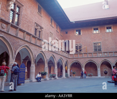 Cour intérieure à arcades du Collegium Maius, jagiellonska ul, Cracovie, Pologne, Malopolska. Banque D'Images